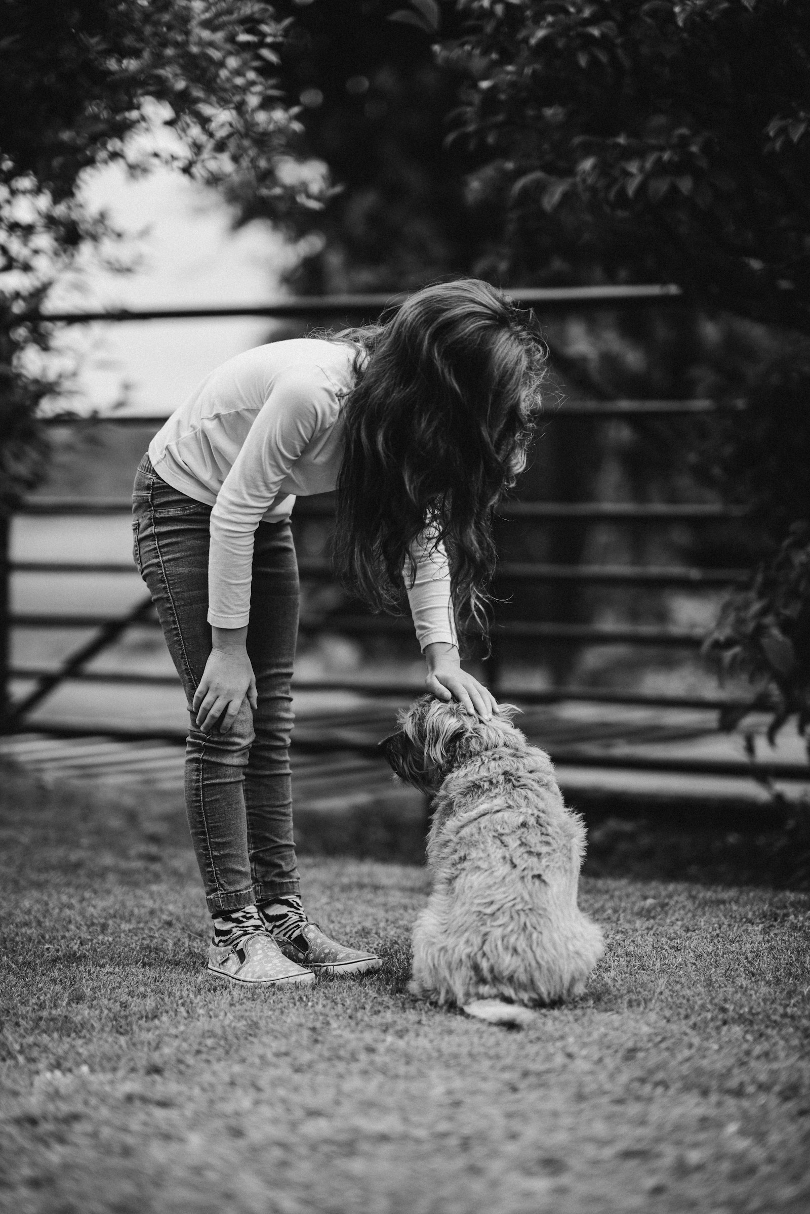 Trainer using the best tug toys for dogs during a controlled play break outdoors